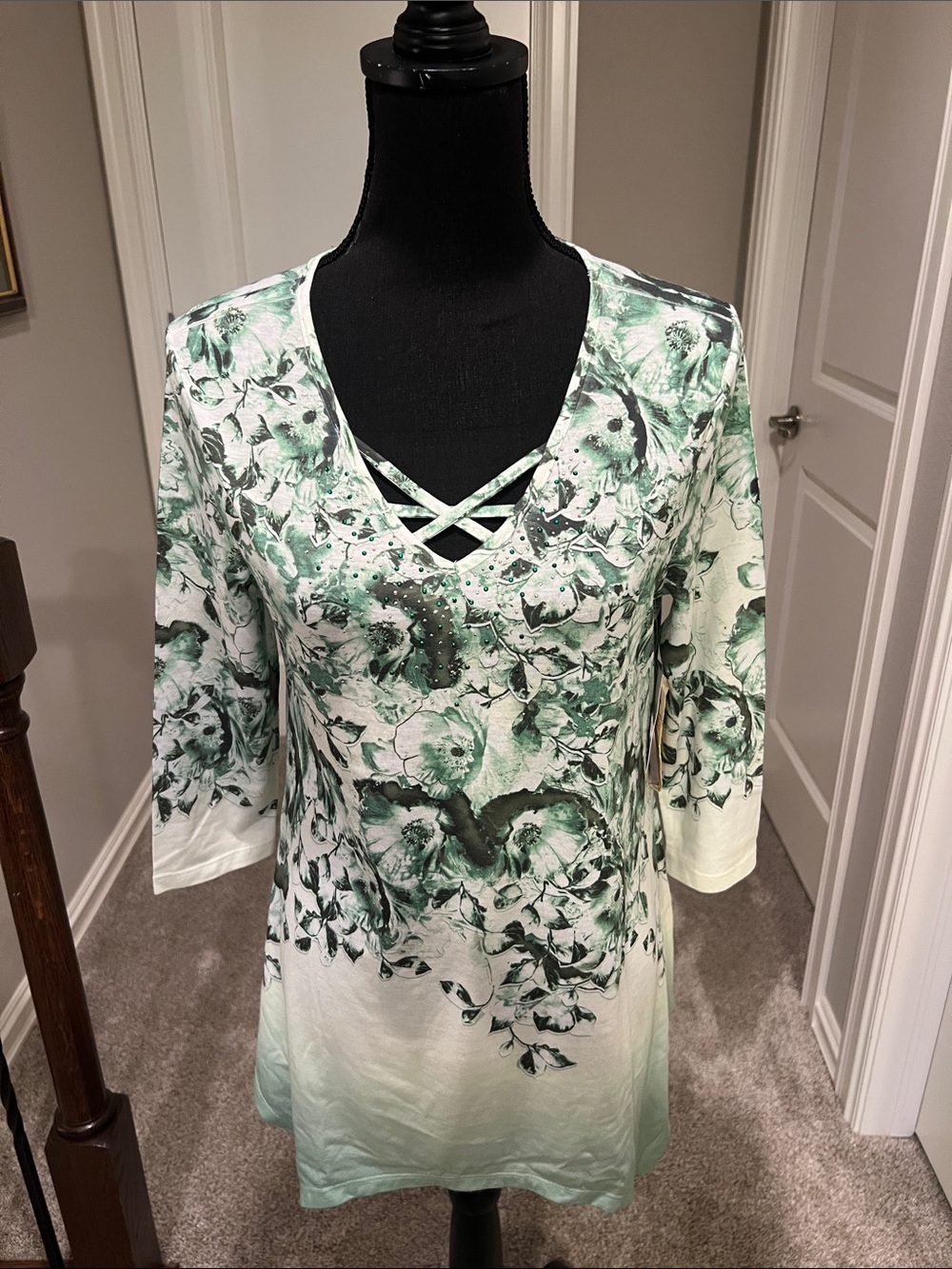 live and let live White and Green Floral Crisscross Long Sleeve Tee Size Small